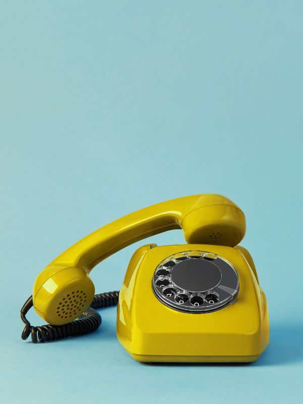 Telefono vintage amarillo